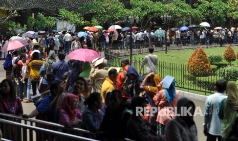 Sejumlah warga mengantre untuk melakukan pendaftaran perekaman data KTP Elektronik di stan Dinas Dukcapil DKI Jakarta saat acara Nusantara Expo dan Forum 2017, di Taman Mini Indonesia Indah (TMII), Jakarta, Jumat (20/10).