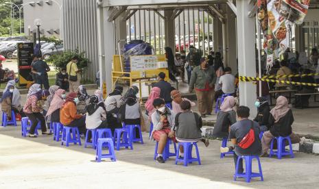 Sejumlah warga mengantre untuk melakukan tes usap PCR di RSUI, Depok, Jawa Barat, Senin (11/1/2021). Rumah Sakit Universitas Indonesia (RSUI) memberikan harga khusus untuk pemeriksaan tes usap sebesar Rp 600 ribu untuk pemeriksaan hari ini sebagai upaya mendukung program pemerintah untuk mempercepat penanganan pemutusan rantai COVID-19.