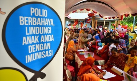 Sejumlah warga mengantre untuk memberikan vaksin polio kepada anaknya saat Pekan Imunisasi Nasional (PIN) Polio 2016 di Desa Gondang Manis, Kudus, Jawa Tengah (14/3).