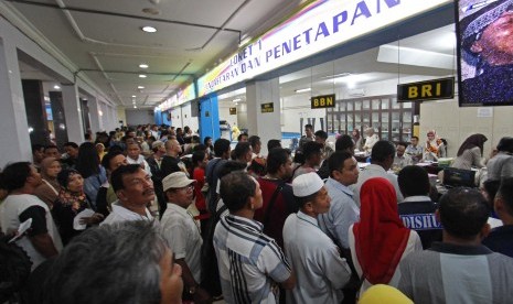 Sejumlah warga mengantre untuk memperpanjang STNK di Samsat Polda Sumut, Medan, Sumatera Utara, Rabu (4/1).