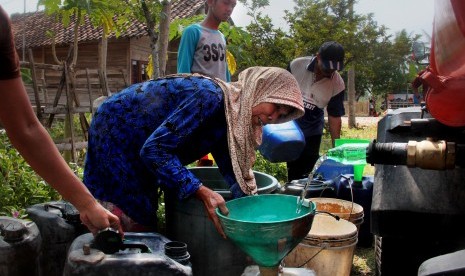 Sejumlah warga mengantre untuk mendapat giliran pembagian air bersih dari petugas BPBD (Badan Penanggulangan Bencana Daerah) Kota Serang di Kampung Manggorong, Kasemen, Serang, Banten, Kamis (7/9).