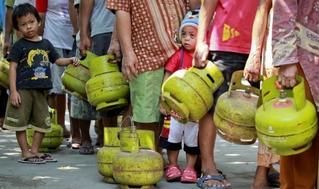 Sejumlah warga mengantre untuk mendapatkan gas elpiji 3 kilogram saat operasi pasar gas elpiji 3 kilogram di Kantor Kecamatan Mantrijeron, Yogyakarta, Senin (25/5).