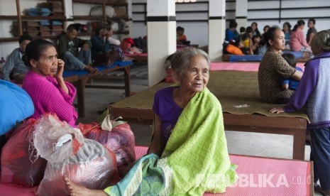  Sejumlah warga mengasuh anaknya di pengungsian menyusul peningkatan aktifitas Gunung Agung di Desa Duda Timur, Karangasem, Bali, Selasa (3/7). 