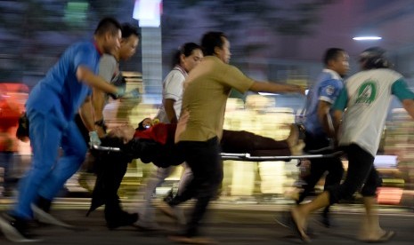 Sejumlah warga mengevakuasi korban yang terjatuh dari viaduk ketika menonton drama kolosal Surabaya Membara di Jalan Pahlawan Surabaya, Jawa Timur, Jumat (9/11/2018). Menurut Kasatreskrim Polrestabes Surabaya sebanyak 10 korban luka-luka dan tiga meninggal dunia usai tertabrak kereta api yang melintas di viaduk.