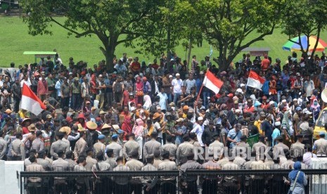 Sejumlah warga menggelar aksi unjuk rasa, di depan Kantor Pemkab Jember, Jawa Timur, Senin (10/12/2018).