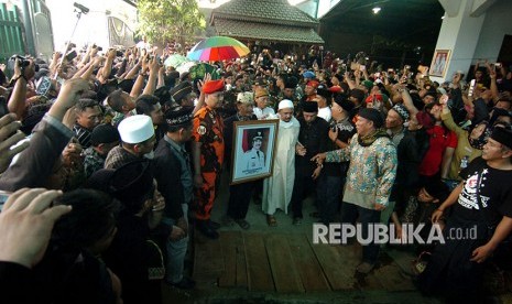 Sejumlah warga menggotong jenazah calon bupati Tegal, Enthus Susmono saat pemakaman di halaman rumahnya Desa Bengle, Kabupaten Tegal, Jawa Tengah, Selasa (15/5). 