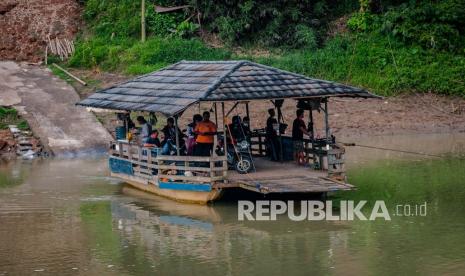 Sejumlah warga menggunakan jasa penyeberangan perahu eretan di Pamarayan, Kabupaten Serang, Banten, Rabu (8/9/2021). Warga di daerah tersebut masih memanfaatkan jasa penyeberangan eretan guna mempersingkat jarak tempuh dan waktu dengan tarif jasa Rp2000. 