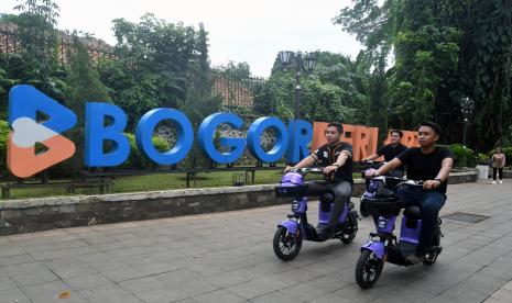 Sejumlah warga menggunakan sepeda listrik di pedestrian Kebun Raya Bogor, Jawa Barat.