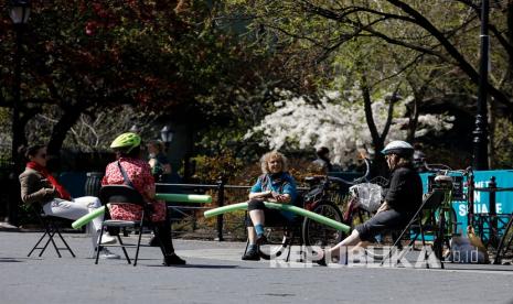 Sejumlah warga menghabiskan waktu di Union Square Park, New York, Amerika Serikat, Sabtu (4/4). Kota New York masih dianggap sebagai pusat penyebaran wabah virus Corona di Amerika Serikat. Masyarakat diminta untuk tinggal di rumah sebagai upaya mengurangi penyebaran virus Corona dan meminimalkan jumlah pasien COVID-19 yang membutuhkan perhatian medis.  