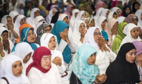 Imam Bukhari menukilkan dalil tentang bolenya berdoa sesudah shalat. Sejumlah warga menghadiri Istighosah dan doa bersama. (ilustrasi) 