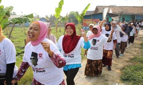 Sejumlah warga mengikut aksi jalan santai di Jl. Darma Kusuma, Ketileng, Cilegon, Banten. 