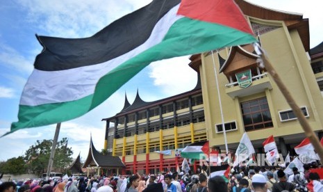 Sejumlah warga mengikuti Aksi Bela Masjid Al Aqsa di halaman kantor Gubernur Sumatera Barat, di Padang, Jumat (28/7).