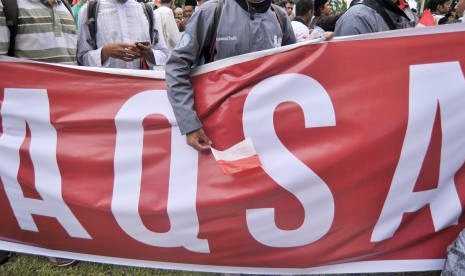 A number of residents follow rally to defend Al-Aqsa mosque in the yard of West Sumatra Governor's office, in Padang, Friday (July 28).