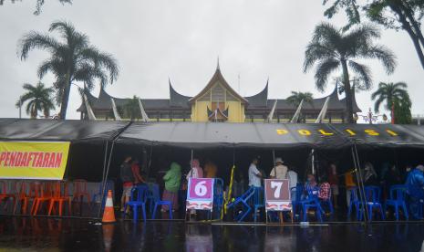 Sejumlah warga mengikuti Gebyar Vaksin Sumbar Sadar Vaksin (Sumdarsin) di halaman Kantor Gubernur Sumatera Barat, Padang, Sabtu (18/12/2021). Berdasarkan data Pemprov Sumbar, capaian kedua tahap vaksinasi COVID-19 di provinsi itu baru mencapai 63 persen.