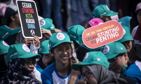 Sejumlah warga mengikuti Kampanye Nasional Cegah Stunting di kawasan Monas, Jakarta, Minggu (16/9). Kegiatan tersebut digelar dengan mengangkat tema 