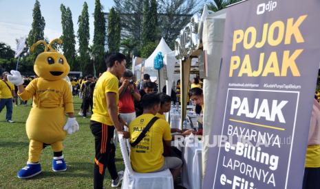 Sejumlah warga mengikuti kegiatan kampanye Surat Pemberitahuan Tahunan (SPT) Pajak 