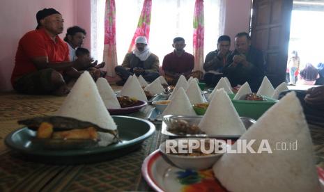 Sejumlah warga mengikuti kendurian Tradisi Tuk Babon di Kaki Gunung Merbabu, Selo, Boyolali, Jawa Tengah, Kamis (23/9/2021). Tradisi Tuk Babon yang digelar oleh masyarakat setempat tersebut sebagai wujud syukur kepada Tuhan Yang Maha Esa atas kelimpahan sumber mata air Tuk Babon untuk kebutuhan hidup dan pertanian. 