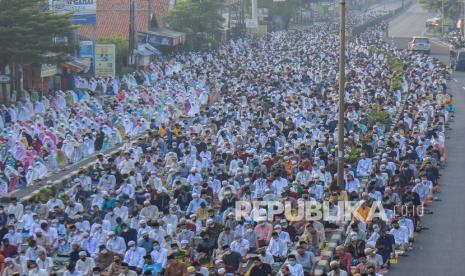 Sejumlah warga mengikuti shalat Idul Fitri 1442 H di Masjid Jami Annur Kramat, Bekasi, Jawa Barat, Kamis (13/5/2021). Sebanyak 95 ?ri total 1.107 Masjid di Kota Bekasi melaksanakan Shalat Idul Fitri dengan protokol kesehatan untuk mencegah penyebaran wabah CO VID-19.