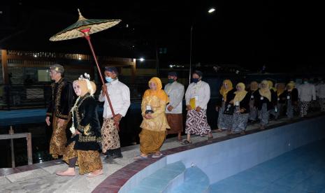 Menyambut Muharram, Bolehkah Merayakan Tradisi Malam 1 Suro?. Foto: Sejumlah warga mengikuti tradisi malam satu Suro di kompleks sendang Sidhukun Desa Traji, Parakan, Temanggung, Jawa Tengah, Rabu (19/8/2020). Tradisi menyambut satu Suro yang biasanya dihadiri ribuan orang, kali ini hanya dihadiri puluhan warga tertentu dan pemangku adat karena pandemi COVID-19 dan disiarkan secara virtual.