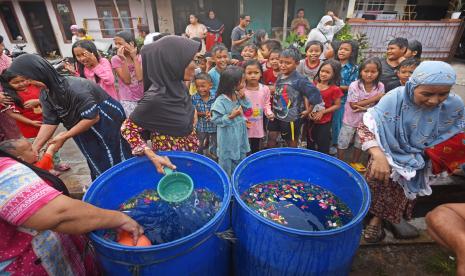 Sejumlah warga mengikuti tradisi mandi tolak bala di Kampung Cipocok, Serang, Banten, Rabu (21/9/2022). Tradisi tersebut dilangsukan pada setiap Rabu akhir di bulan Safar (penanggalan Jawa) dengan tujuan untuk meminta perlindungan Allah dari segala macam penyakit dan bala bencana termasuk dari wabah pandemi COVID-19.