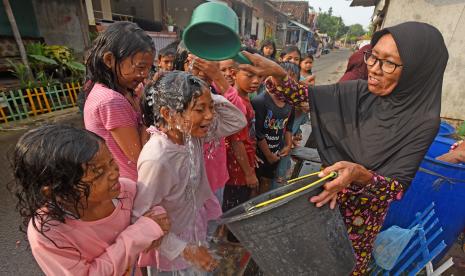 Sejumlah warga mengikuti tradisi mandi tolak bala di Kampung Cipocok, Serang, Banten, Rabu (21/9/2022). Tradisi tersebut dilangsukan pada setiap Rabu akhir di bulan Safar (penanggalan Jawa) dengan tujuan untuk meminta perlindungan Allah dari segala macam penyakit dan bala bencana termasuk dari wabah pandemi COVID-19. 