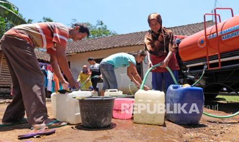 Badan Penanggulangan Bencana Daerah (BPBD) Kabupaten Cilacap untuk sementara menghentikan penyaluran air bersih ke warga.