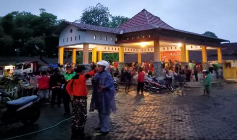 Sejumlah warga mengungsi di balai desa untuk menghindari letusan susulan Gunung Semeru di Sumberwuluh, Lumajang, Jawa Timur, Sabtu (4/12/2021).