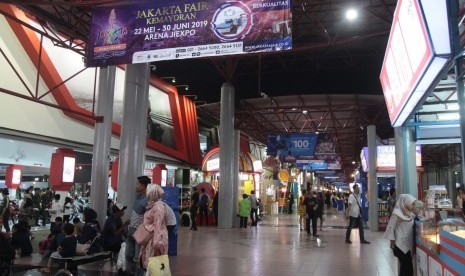 Sejumlah warga mengunjungi arena Jakarta Fair 2019 di JiExpo Kemayoran, Jakarta, Rabu (22/5). 