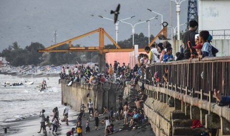 Sejumlah warga mengunjungi pantai saat merayakan lebaran 