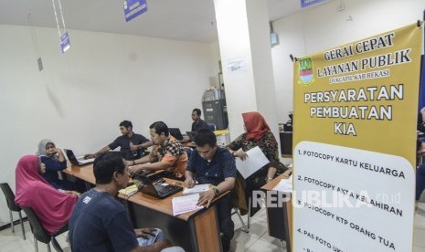 Sejumlah warga mengurus adminstrasi layanan kependudukan. 