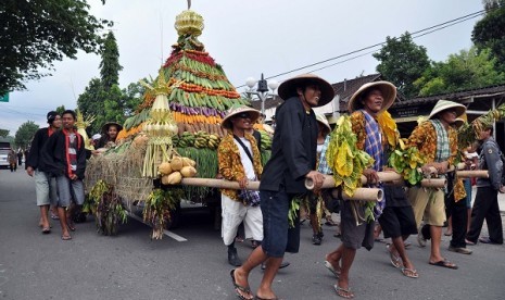 Sejumlah warga mengusung Gunungan hasil pertanian saat digelar Kirab Budaya Wanurejo di Dusun Tingal, Wanurejo, Borobudur, Magelang, Jateng, Kamis (17/5).