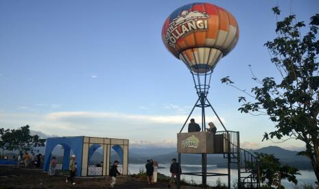 Sejumlah warga menikmati suasana alam Bukit Bollangi di Desa Timbuseng, Kabupaten Gowa, Sulawesi Selatan, Jumat (6/5/2022). Empat desa wisata di Sulsel terus berbenah untuk menyambut penilaian ADWI 2022.