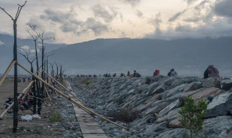 Sejumlah warga menikmati suasana di atas tanggul batu sepanjang 7,5 kilometer di Pantai Talise, Palu, Sulawesi Tengah, Jumat (28/10/2022). Pemerintah setempat mulai menata kembali kawasan tersebut sebagai kawasan wisata setelah sebelumnya pada 2018 diterjang gelombang tsunami yang merusak seluruh fasilitas publik di tempat itu. 