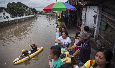 Sejumlah warga menikmati wisata air dengan perahu di Sungai Code, Sayidan, Yogyakarta.