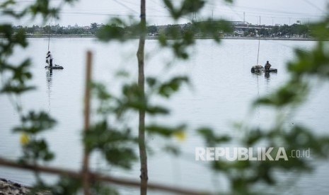 Sejumlah warga menjaring ikan di Waduk Cincin, Sunter, Jakarta. (Ilustrasi)