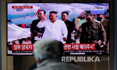 Sejumlah warga menonton televisi yang menunjukkan program berita yang melaporkan tentang pemimpin Korea Utara Kim Jong Un dengan file gambar di Stasiun Kereta Api Seoul di Seoul, Korea Selatan, Selasa (21/4). Pemerintah Korea Selatan sedang mencari laporan yang belum dikonfirmasi yang mengatakan Korea Utara Pemimpin Korea Kim dalam kondisi lemah setelah operasi. 