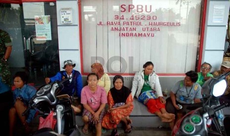 Sejumlah warga menunggu jerigen nya untuk diisi BBM di SPBU Anjatan, Indramayu, Selasa (26/8).(Republika/Raisan Al Farisi)