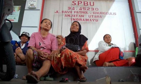 Sejumlah warga menunggu jerigen nya untuk diisi BBM di SPBU Anjatan, Indramayu, Selasa (26/8).(Republika/Raisan Al Farisi)