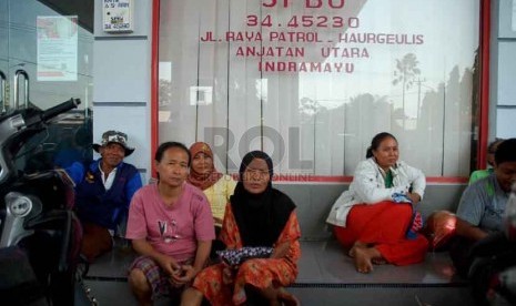 Sejumlah warga menunggu jerigen nya untuk diisi BBM di SPBU Anjatan, Indramayu, Selasa (26/8).(Republika/Raisan Al Farisi)