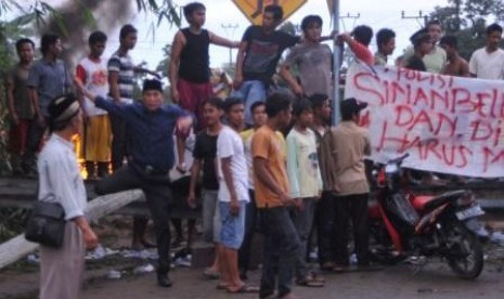 SeJumlah warga menutup Jalan lintas sumatera (Jalinsum) di kawasan Kelurahan Muara Rupit, Kabupaten Musi Rawas, Selasa (30/4).