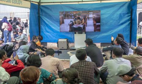 Sejumlah warga menyaksikan jalannya sidang yang menghadirkan terdakwa kasus pembunuhan Brigadir Nopriansyah Yosua Hutabarat (Brigadir J), Ferdy Sambo dari layar elektronik yang dipasang di kompleks Pengadilan Negeri Jakarta Selatan, Senin (17/10/2022). Sidang Ferdy Sambo, Polisi tak Berlakukan Pengalihan Arus Lalu Lintas di PN Jaksel