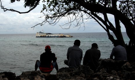 Sejumlah warga menyaksikan pencarian korban KMP Lestari Maju yang tenggelam di sekitar lokasi tenggelamnya kapal di perairan Selayar, Sulawesi Selatan, Kamis (5/7).