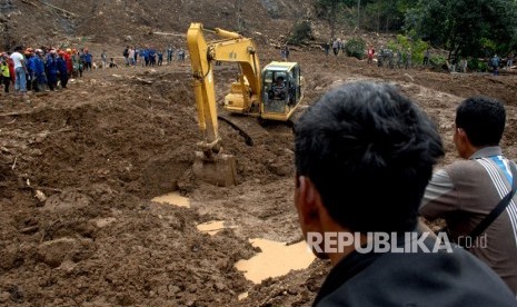 Sejumlah warga menyaksikan proses pencarian korban yang tertimbun tanah longsor di Desa Pattalikang, Kecamatan Manuju, Kabupaten Gowa, Sulawesi Selatan, Senin (28/1/2019). 