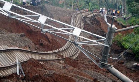    Sejumlah warga menyaksikan rel KRL jalur Jakarta-Bogor yang anjlok akibat longsor di Desa Babakan Sirna, Cilebut, Bogor, Jabar, Kamis (22/11). (Antara/Jafkhairi)