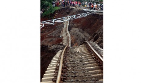    Sejumlah warga menyaksikan rel KRL jalur Jakarta-Bogor yang anjlok akibat longsor di Desa Babakan Sirna, Cilebut, Bogor, Jabar, Kamis (22/11). (Antara/Jafkhairi)