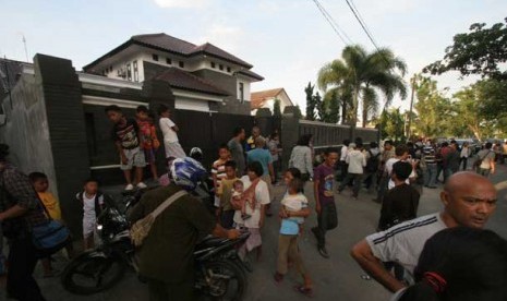 Sejumlah warga menyaksikan rumah pribadi Bupati Mandailing Natal Hidayat Batubara yang digeledah KPK di Jalan Sei Asahan Medan, Sumut, Selasa (14/5).