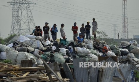 Sejumlah warga menyaksikan saat petugas membongkar bangunan liar di Kawasan Taman Bersih, Manusiawi dan Berwibawa (BMW), Kecamatan Tanjung Priok, Jakarta, Selasa (1/8).