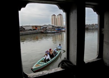 Sejumlah warga menyeberang menggunakan kapal untuk menunaikan ibadah salat Idul Adha di Pelabuhan Sunda Kelapa, Jakarta, Ahad (6/11). (Republika/Agung Supriyanto)