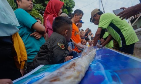 Sejumlah warga menyiapkan makanan tradisional getuk lindri saat Grebeg Syawalan di Ambokembang Gang 9, Kabupaten Pekalongan, Jawa Tengah, Selasa (11/6/2019).