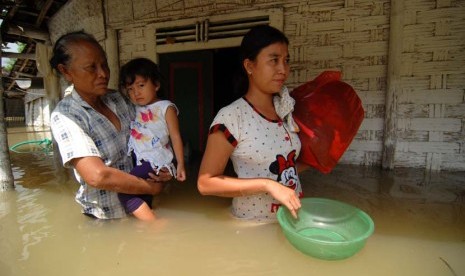  Sejumlah warga mulai mengungsi ke rumah keluarga meraka saat banjir menggenangi Desa Truni, Babat, Lamongan, Jawa Timur, Rabu (10/4). (Antara/Syaiful Arif)